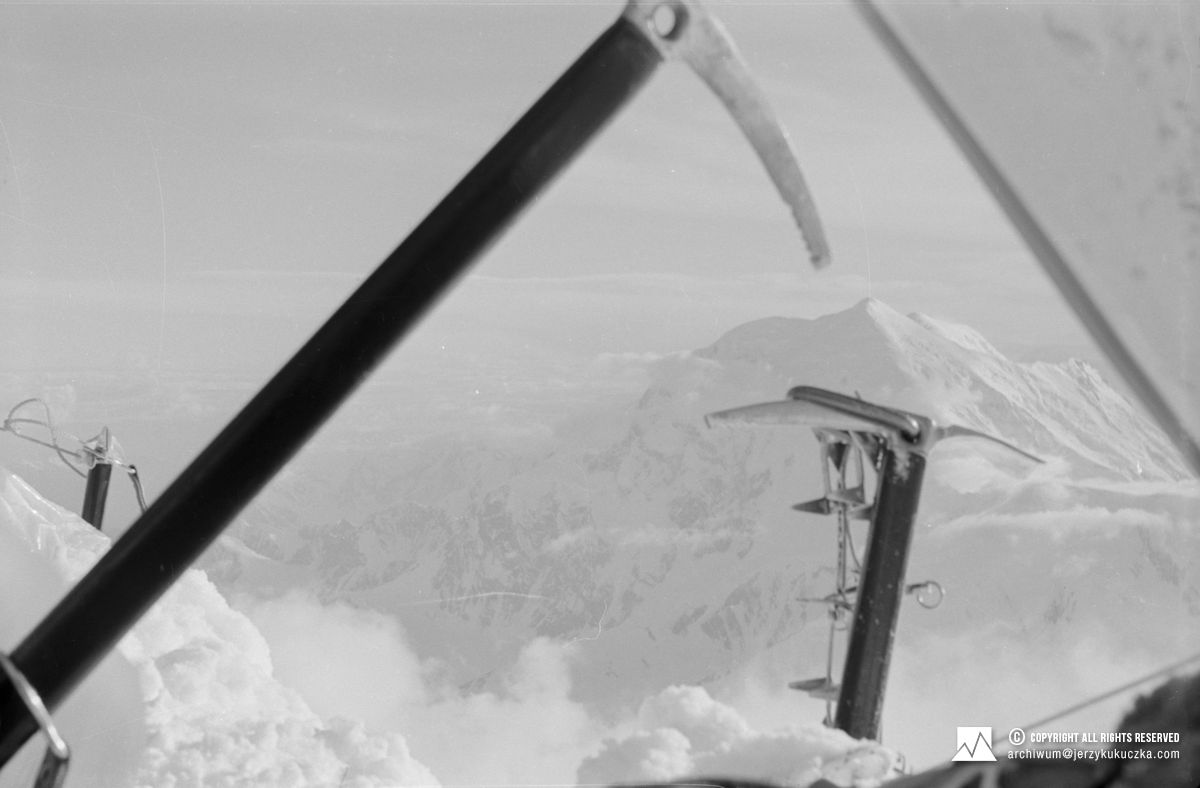 Mount Foraker (5303 m n.p.m.) widoczny z obozu w wysokich partiach Mount McKinley (Denali).