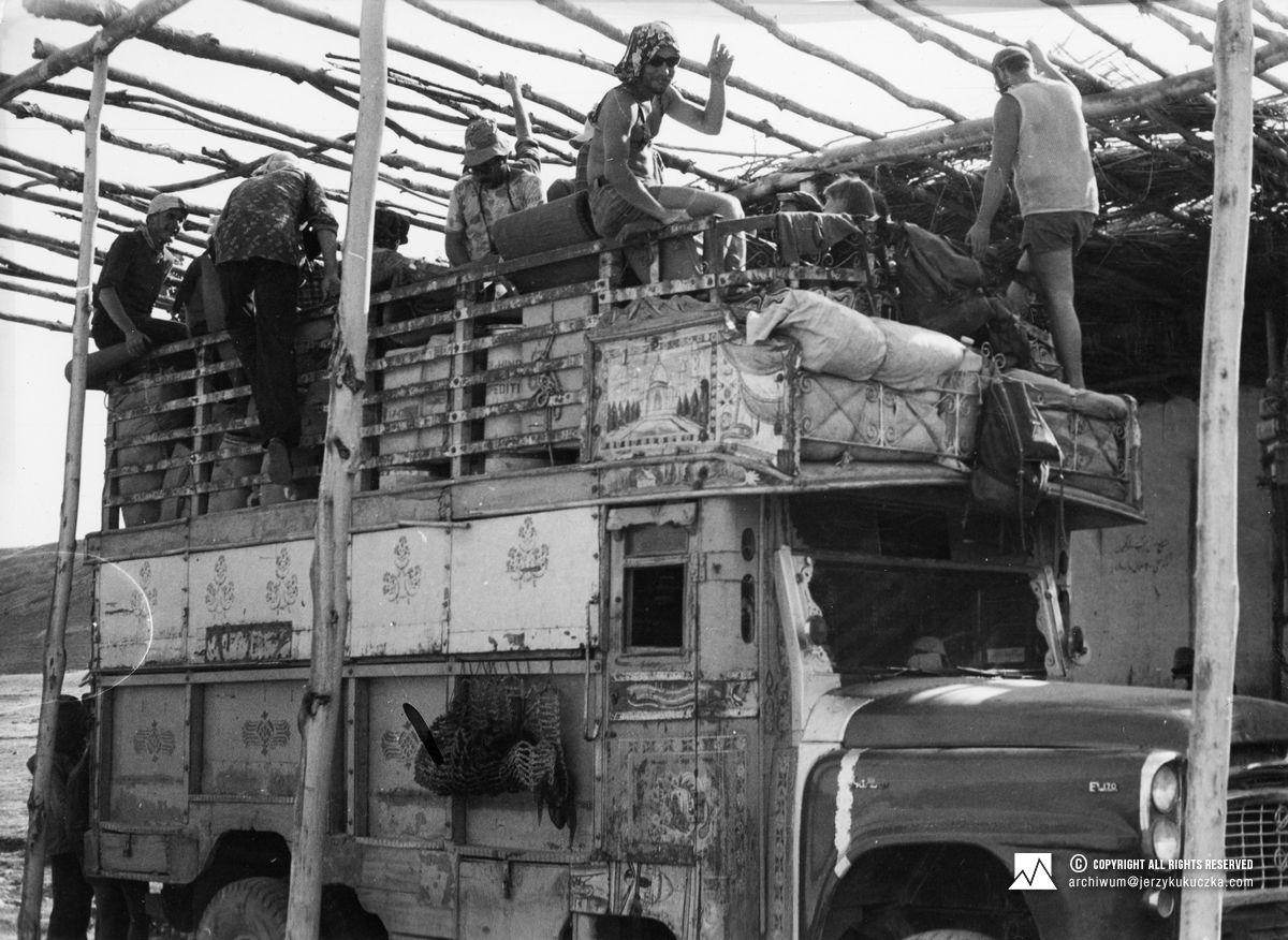 Uczestnicy wyprawy na ciężarówce.