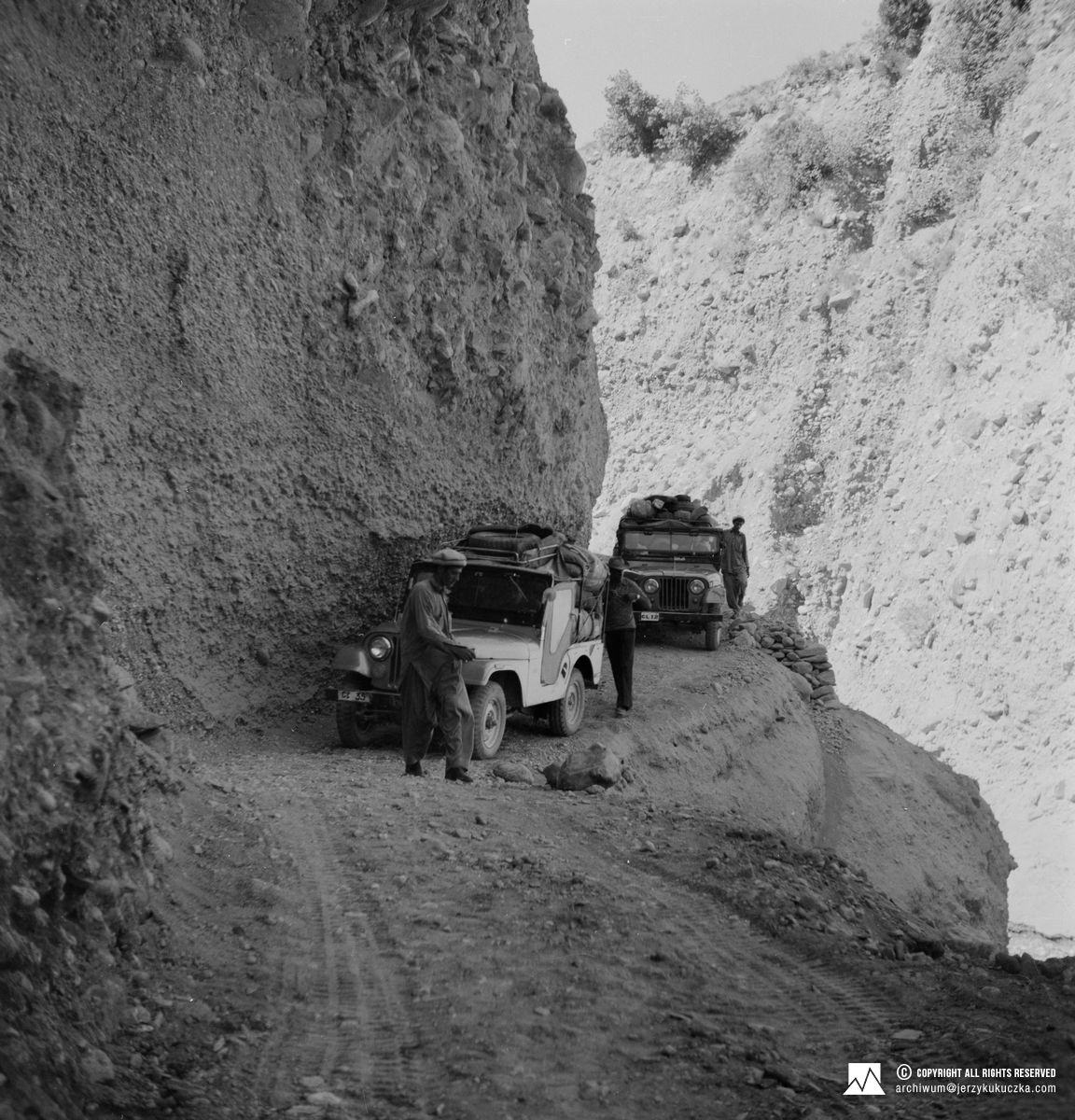 Postój karawany jeepów na trasie z Czitralu do Nol.