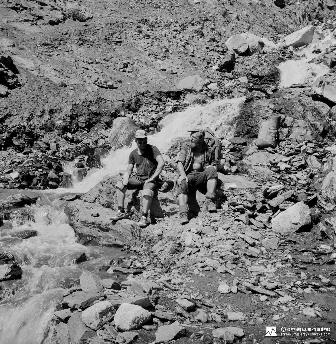 Participants of the expedition by the stream in the Barum Gol valley. From the left: Jerzy Kukuczka and Tadeusz Piotrowski.