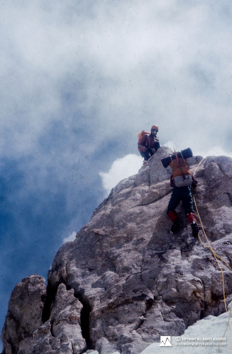 Participants of the expedition while climbing. From top: Tadeusz Piotrowski and Michał Wroczyński.