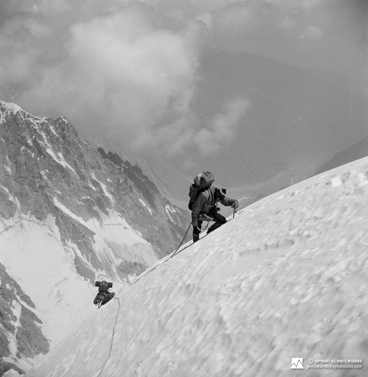 Participants of the expedition while climbing. From the left: Michał Wroczyński and Tadeusz Piotrowski.