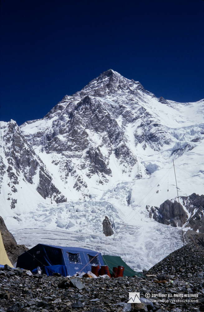 Baza wyprawy. W tle K2 (8611 m n.p.m.).