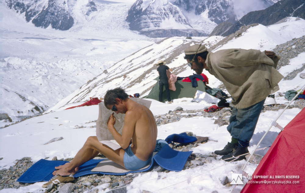 Participants of the expedition at the base. From the left: Wojciech Kurtyka, NN and porter.