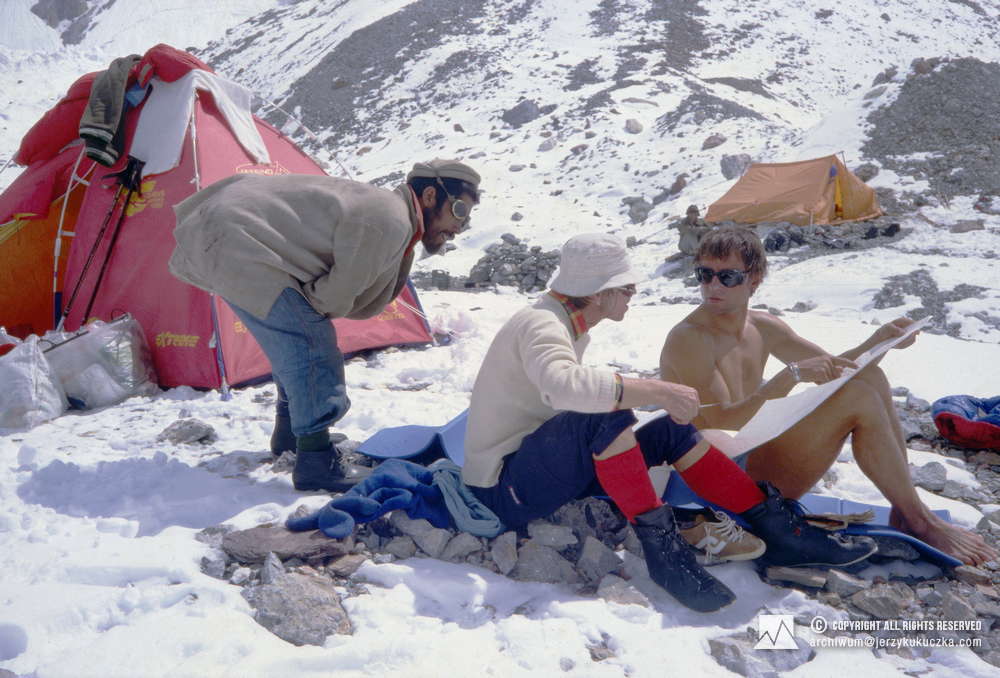 Participants of the expedition at the base. From the right: Wojciech Kurtyka, Eugeniusz Chrobak and a porter.
