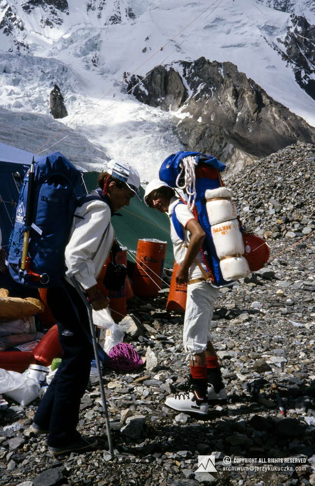 Participants of the expedition at the base. From the left: Wanda Rutkiewicz and Marianna Stolarek.