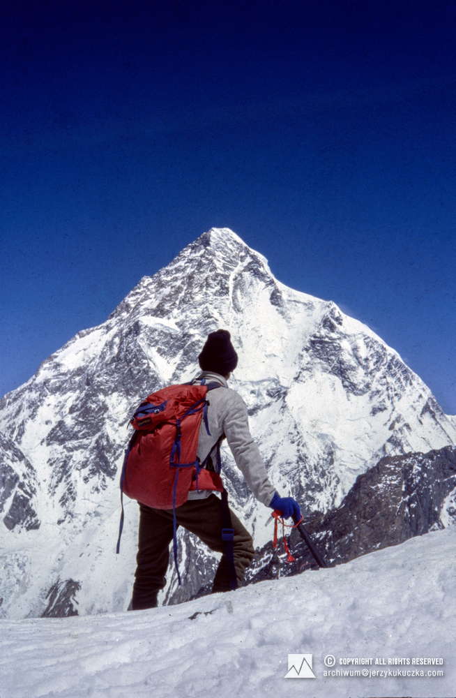 Wojciech Kurtyka na tle K2 (8611 m n.p.m.).