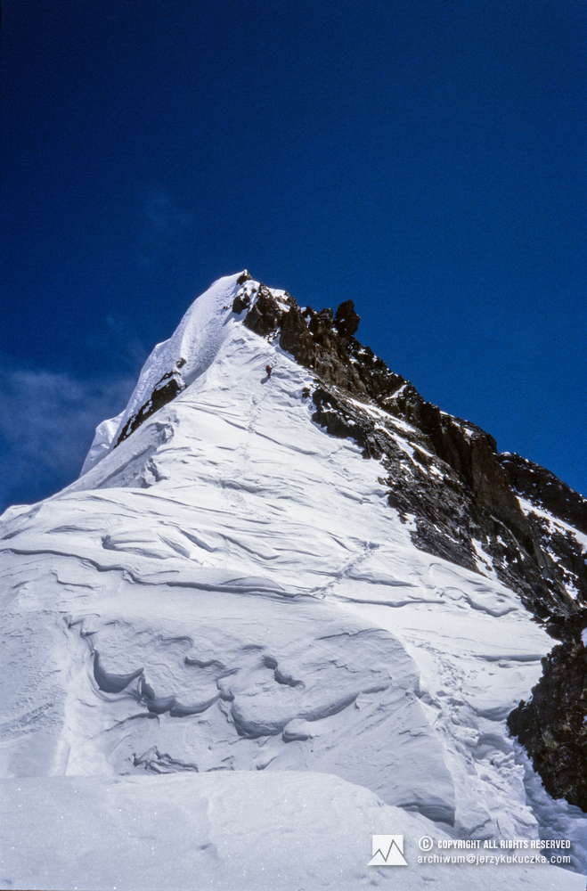Wojciech Kurtyka w trakcie wspinaczki na Rocky Summit (8028 m n.p.m.).