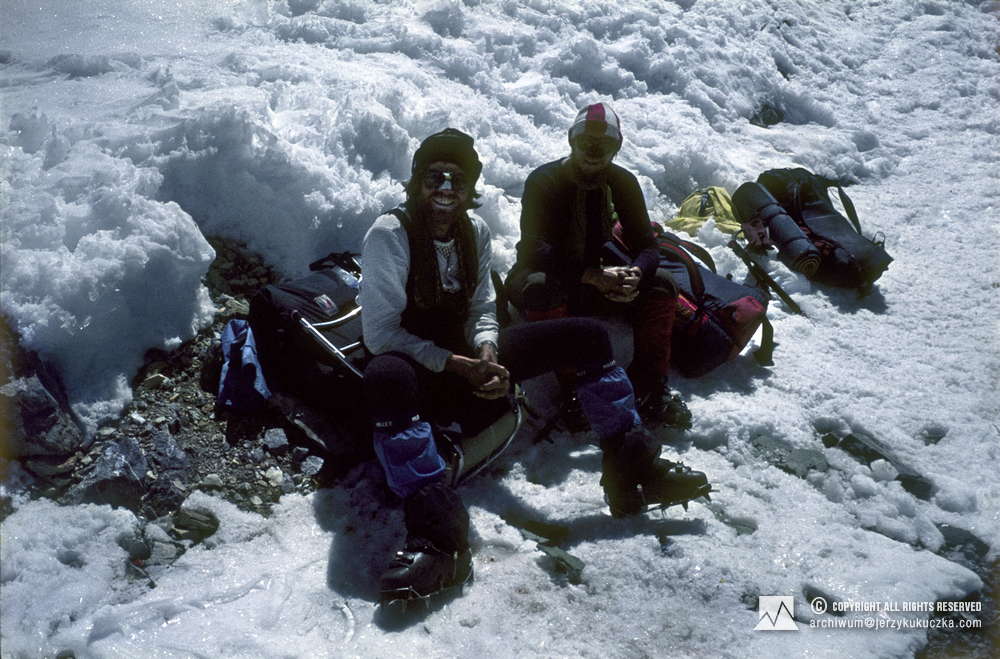 Jerzy Kukuczka (z prawej) oraz Reinhold Messner napotkany przez uczestników wyprawy w trakcie zejścia z Broad Peak.