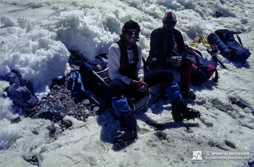 Jerzy Kukuczka (z prawej) oraz Reinhold Messner napotkany przez uczestników wyprawy w trakcie zejścia z Broad Peak.