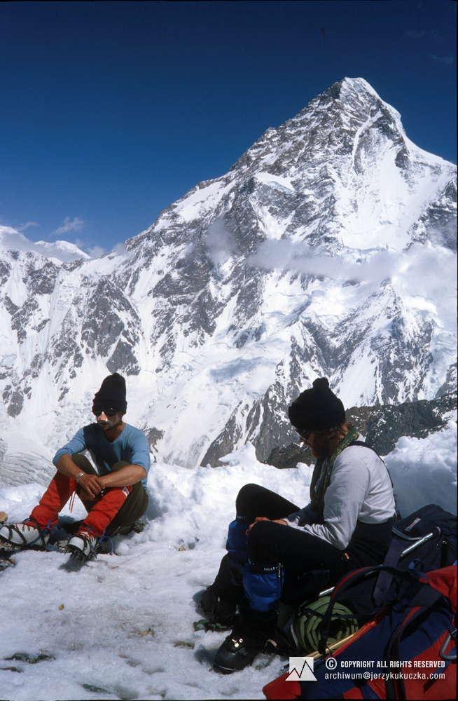 Wojciech Kurtyka (z lewej) oraz Reinhold Messner napotkany przez uczestników wyprawy w trakcie zejścia z Broad Peak. W tle K2 (8611 m n.p.m.).