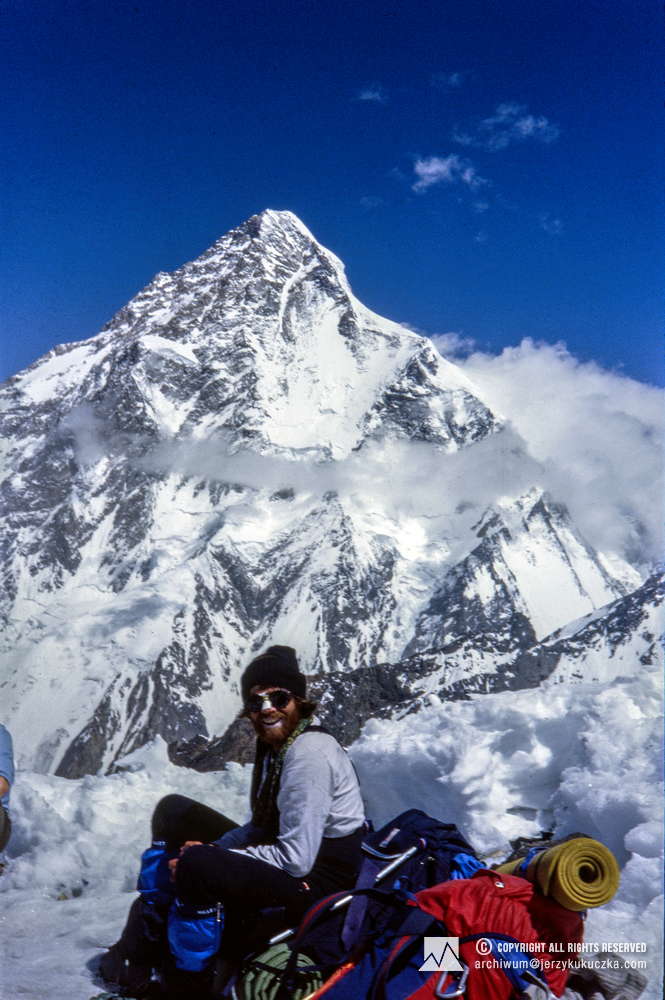 Reinhold Messner against the background of K2 (8,611 m above sea level).