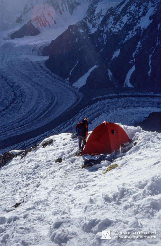 Participant of the German expedition in the camp on the Broad Peak slope.