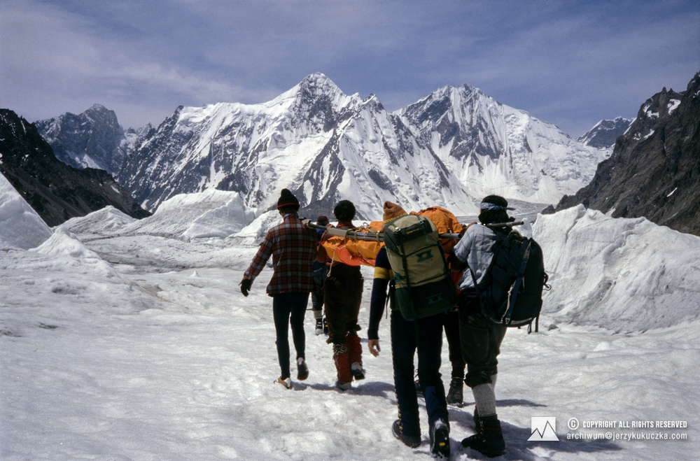 Climbers during lifting dead body of Halina Krüger-Syrokomska from K2. In the first row the body is carried from the left by Wojciech Kurtyka and Eugeniusz Chrobak.