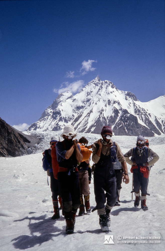 Climbers during lifting dead body of Halina Krüger-Syrokomska from K2. From the left: Leszek Cichy, NN, Jan Holnicki, Krzysztof Wielicki and Aleksander Lwow. In the background, the peaks of Kharut I (6913 m above sea level) and Kharut II (6805 m above sea level) are visible.