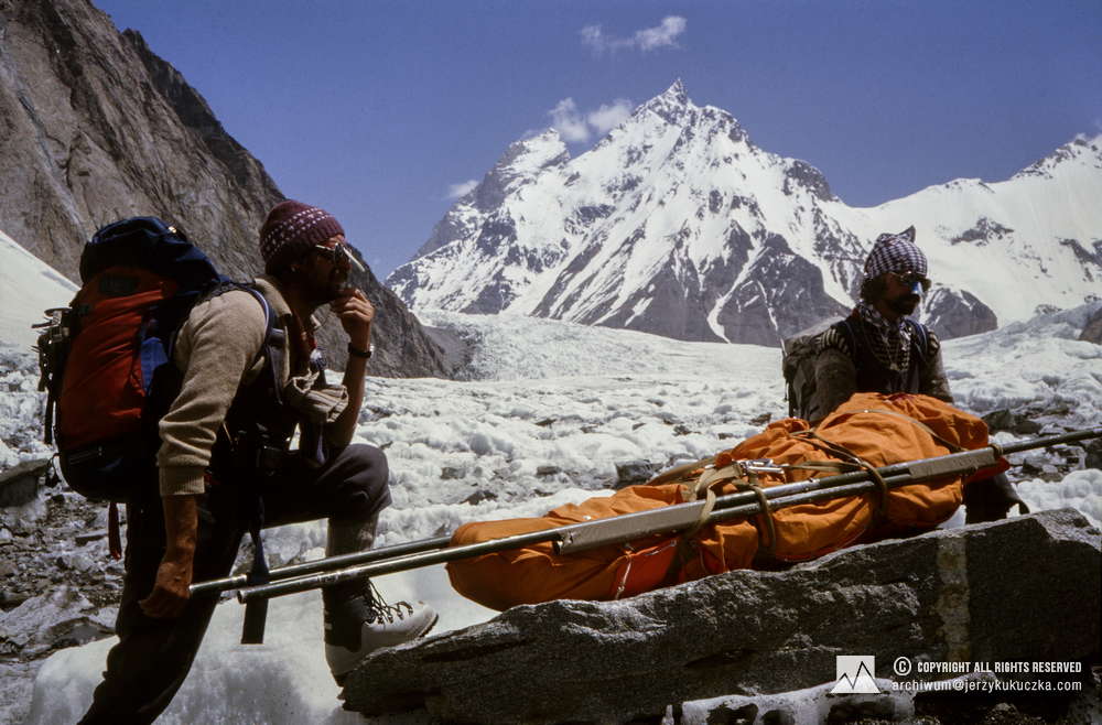Climbers during lifting dead body of Halina Krüger-Syrokomska from K2. From the left Krzysztof Wielicki and Aleksander Lwow. In the background, the peaks of Kharut I (6,913 m above sea level) and Kharut II (6,805 m above sea level) are visible.