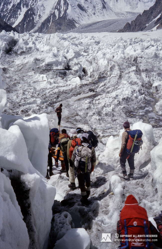 Climbers during lifting dead body of Halina Krüger-Syrokomska from K2.