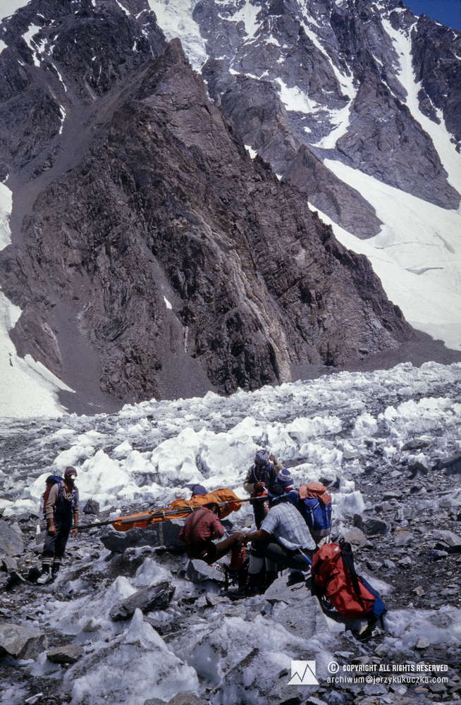Climbers during lifting dead body of Halina Krüger-Syrokomska from K2. From the left: Krzysztof Wielicki, Eugeniusz Chrobak, (from the end) Aleksander Lwow, Leszek Cichy and NN.