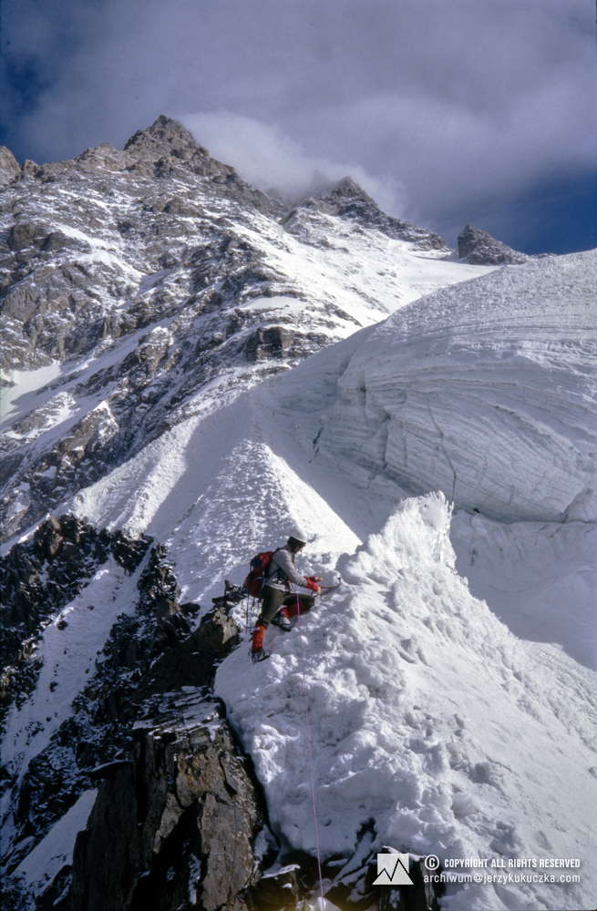 Wojciech Kurtyka w trakcie wspinaczki na K2.