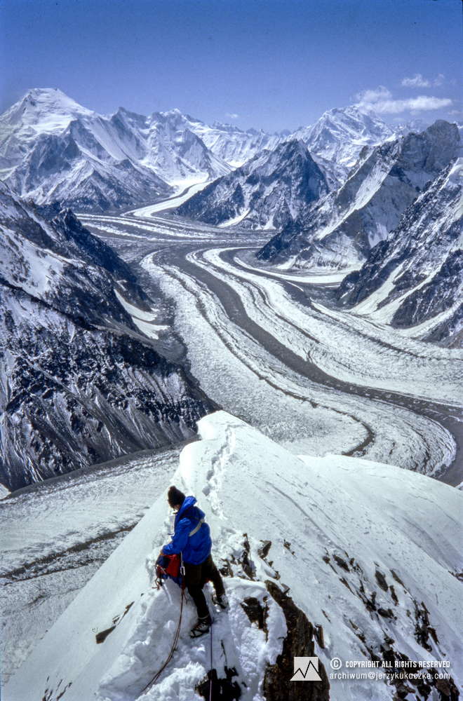 Wojciech Kurtyka na grani K2. W tle z lewej strony widoczna Chogolisa (7665 m n.p.m.).