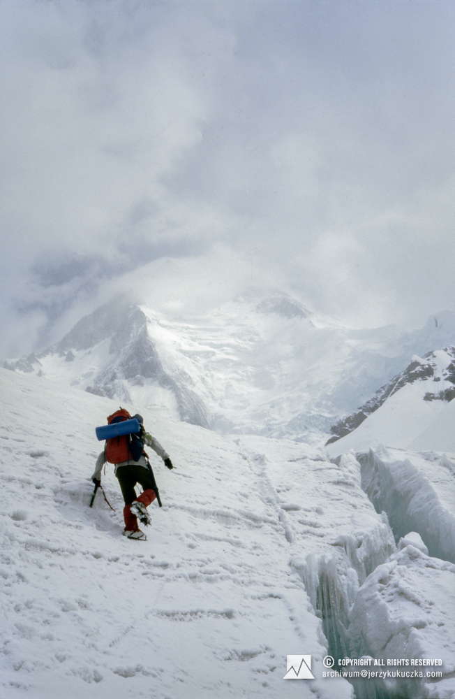 Wojciech Kurtyka w trakcie rekonesansu w okolicy masywu Gasherbrum.