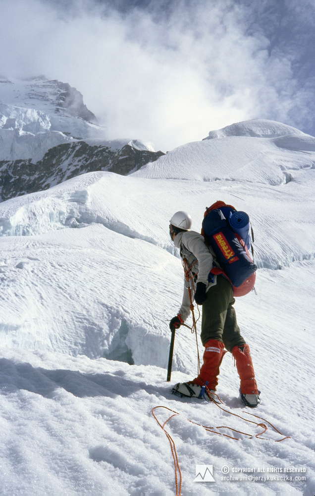 Wojciech Kurtyka na stoku K2.