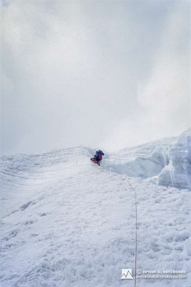 Wojciech Kurtyka w trakcie wspinaczki na K2.