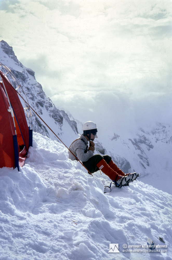 Wojciech Kurtyka in the camp on the K2 slope.