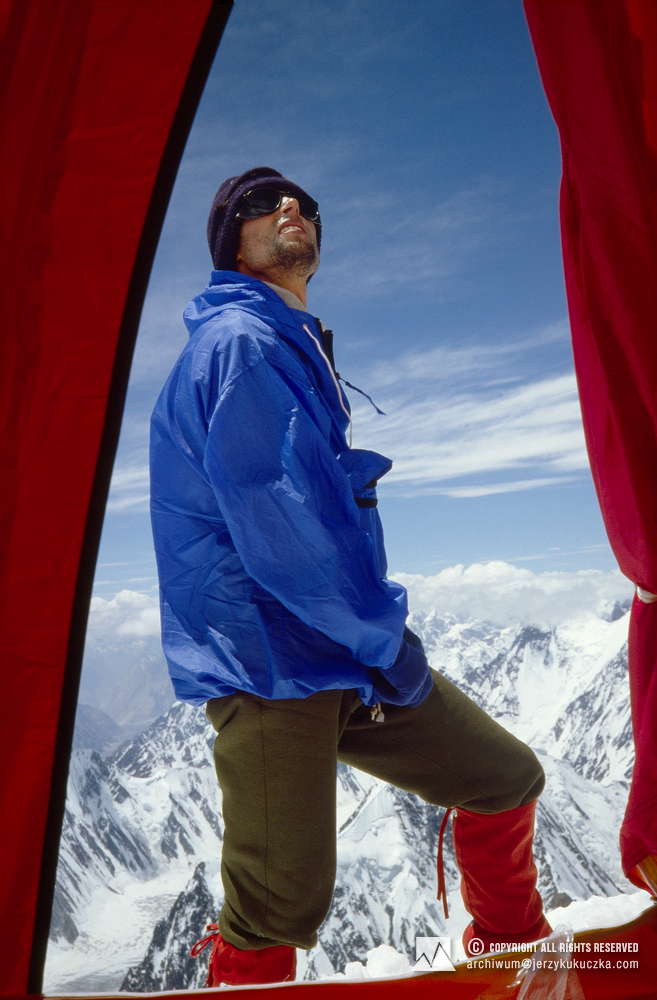 Wojciech Kurtyka w obozie na stoku Broad Peak.