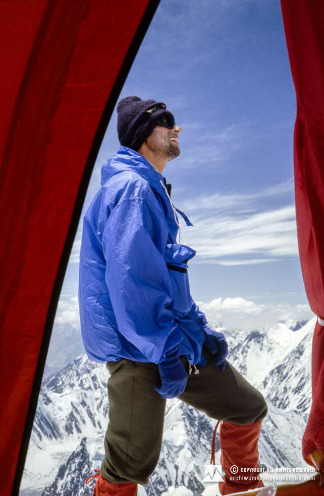 Wojciech Kurtyka w obozie na stoku Broad Peak.