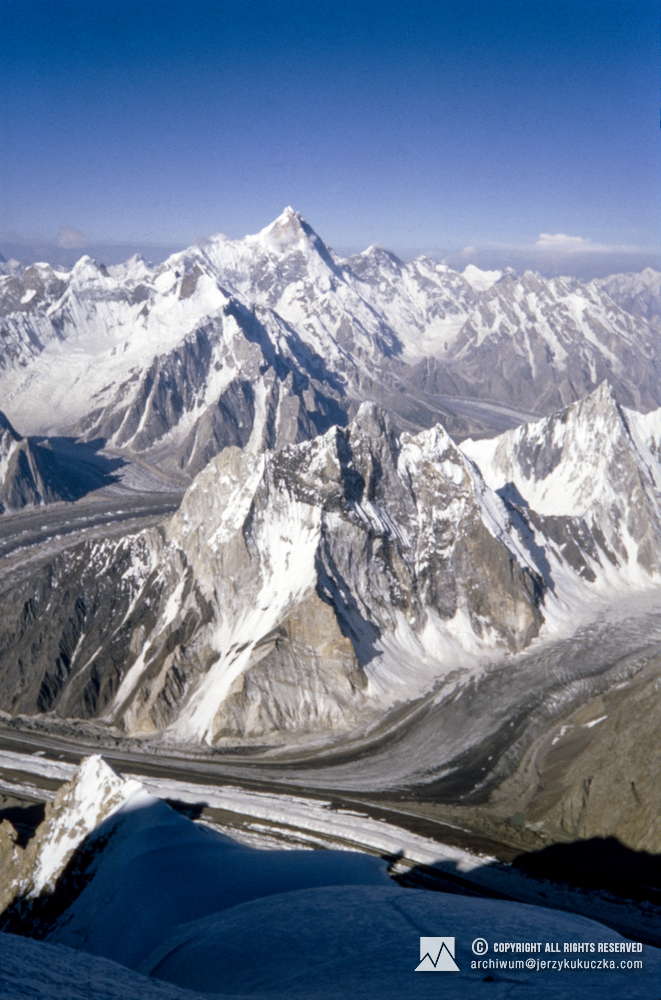 Masherbrum (7821 m n.p.m.) widoczny ze stoku Broad Peak.
