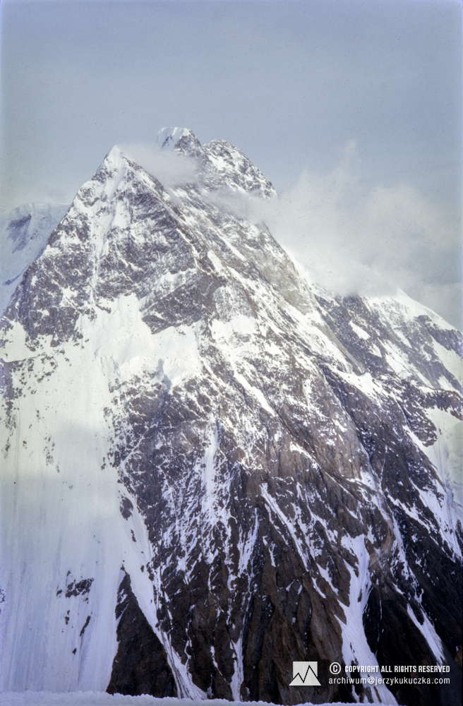 Broad Peak massif visible from the K2 slope. Peaks from the left: Broad Peak North (7490 m above sea level), Broad Peak Central (8011 m above sea level) and Broad Peak Main (8051 m above sea level).