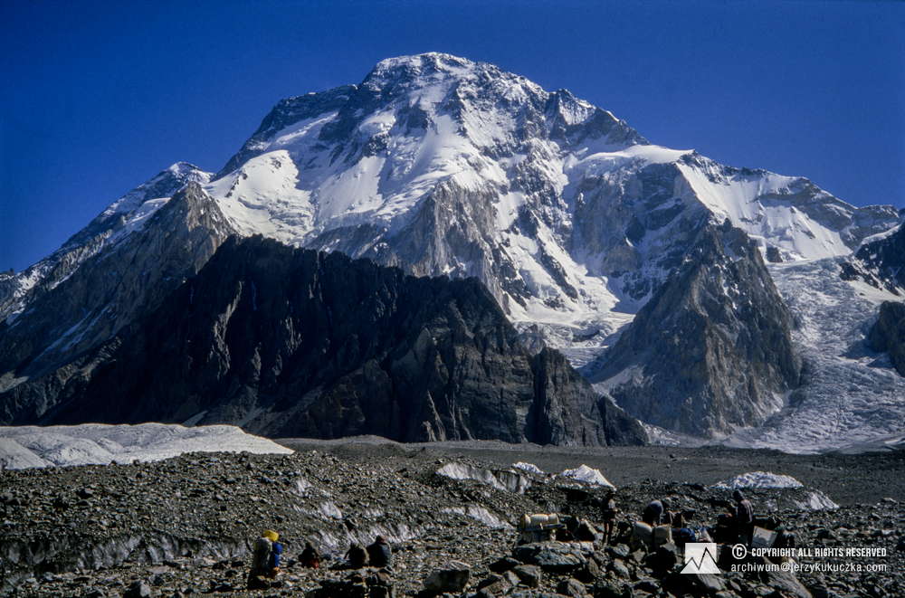 Uczestnicy wyprawy oraz masyw Broad Peak od strony południowej w tle.