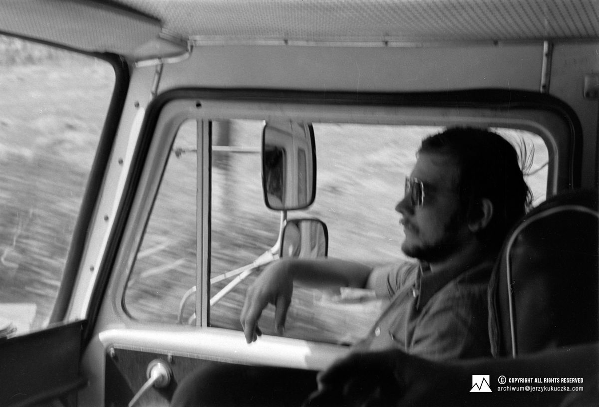 Jerzy Kukuczka w ciężarówce wyprawowej. Trasa z Katowic do Islamabadu.