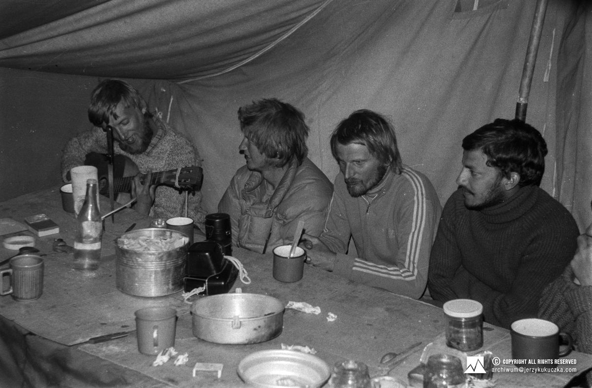 Uczestnicy wyprawy w bazie. Od lewej: Wojciech Dzik, Albert Precht, Werner Sucher i Shoaib Hameed.