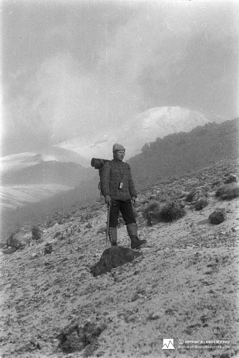 Wiesław Lipiński w Iranie. W tle wulkan Demawend (5610 m n.p.m.).