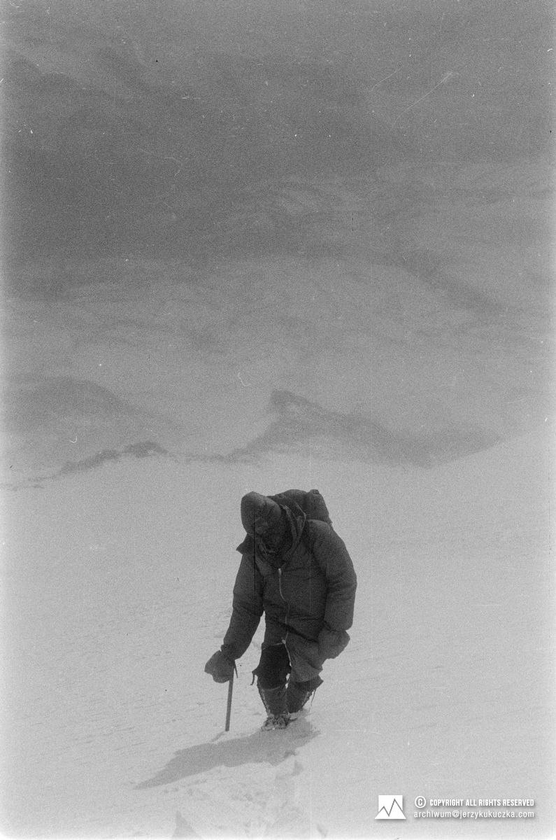 Wiesław Lipiński w trakcie wspinaczki na wulkan Demawend (5610 m n.p.m.).