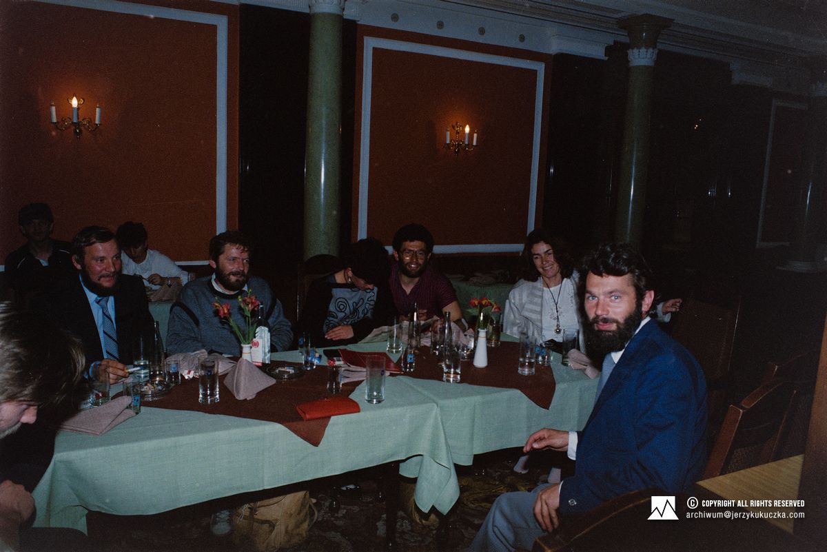 Bankiet po uroczystości wręczenia medali. Od prawej: Paweł Mularz i Wanda Rutkiewicz. Pierwszy od lewej: Jerzy Kukuczka.