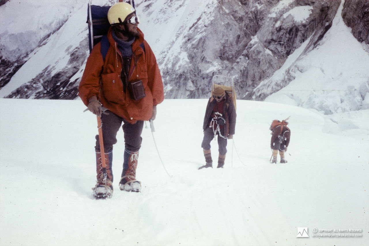 Participants of the expedition in the Western Cwm. First from the left: Jerzy Kukuczka.