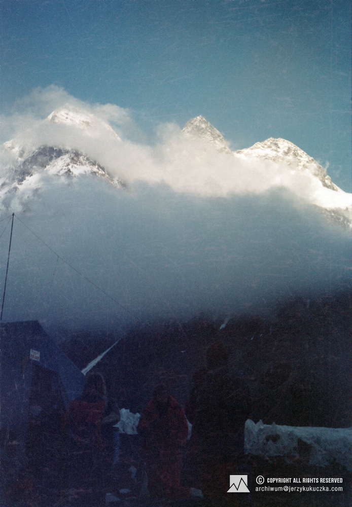 Uczestnicy wyprawy w bazie. W tle masyw Broad Peak. Od lewej widoczne szczyty: Broad Peak North (7490 m n.p.m.), Broad Peak Central (8011 m n.p.m.) i Broad Peak Main (8051 m n.p.m.).