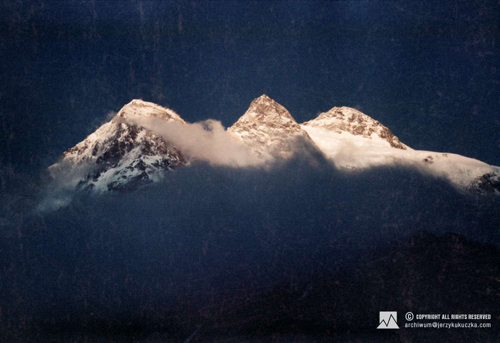 Masyw Broad Peak. Od lewej widoczne szczyty: Broad Peak North (7490 m n.p.m.), Broad Peak Central (8011 m n.p.m.) i Broad Peak Main (8051 m n.p.m.).