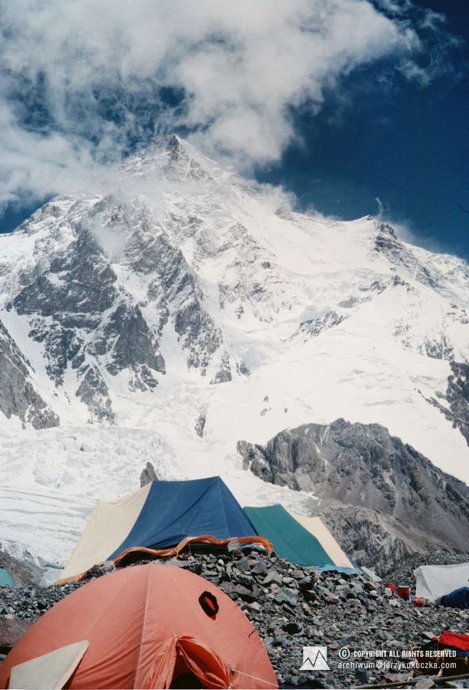 Baza wyprawy. W tle widoczny szczy K2 (8611 m n.p.m.).
