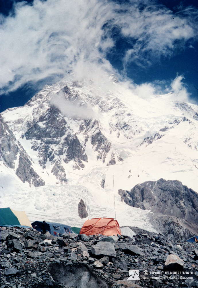 Baza wyprawy. W tle widoczny szczy K2 (8611 m n.p.m.).