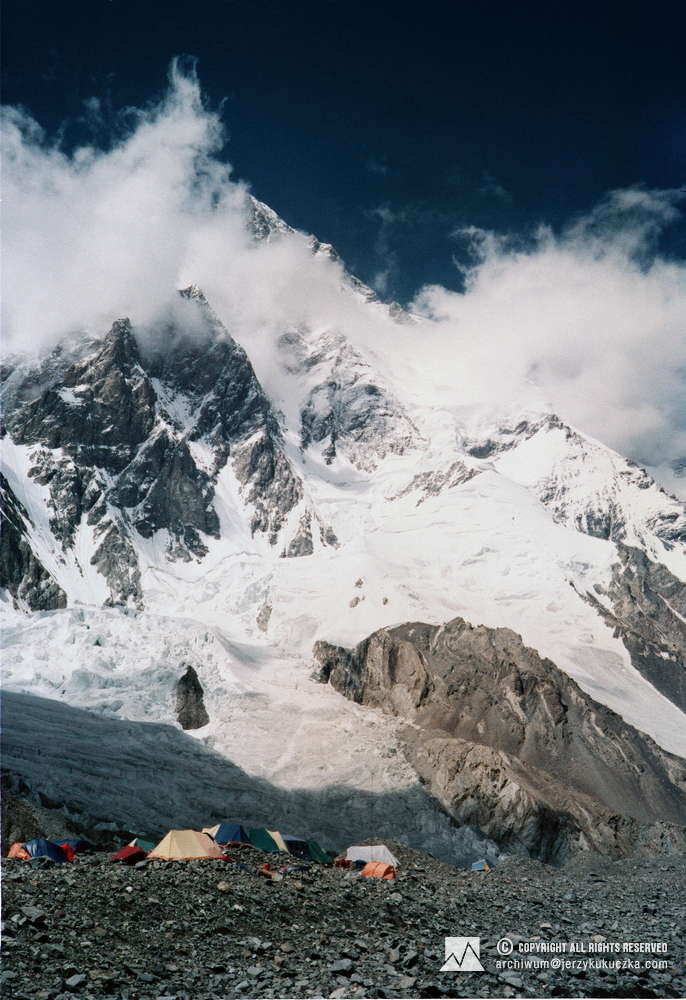Baza wyprawy kobiecej. W tle K2 (8611 m n.p.m.).