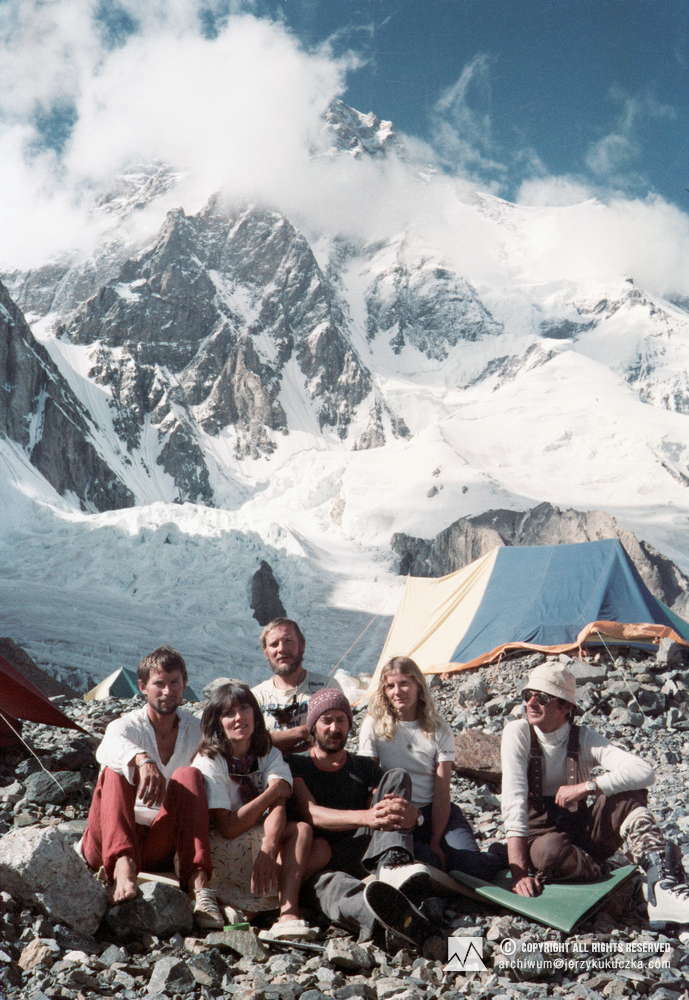 Participants of the expedition at the base. From the left: Wojciech Kurtyka, Danuta Wach, Jerzy Kukuczka (in the back), Krzysztof Wielicki, Aniela Łukaszewska and Eugeniusz Chrobak. In the background K2 (8611 m above sea level).