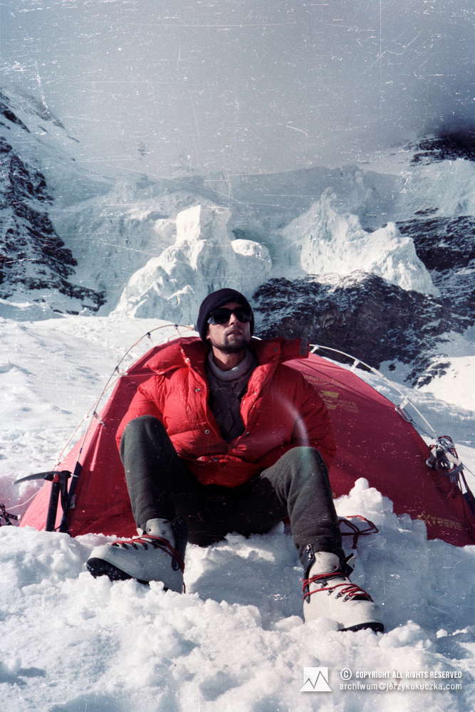 Wojciech Kurtyka w obozie na stoku K2.