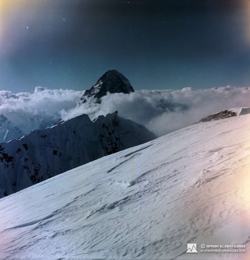 K2 (8611 m n.p.m.) widoczne ze szczytu Broad Peak (8051 m n.p.m.).