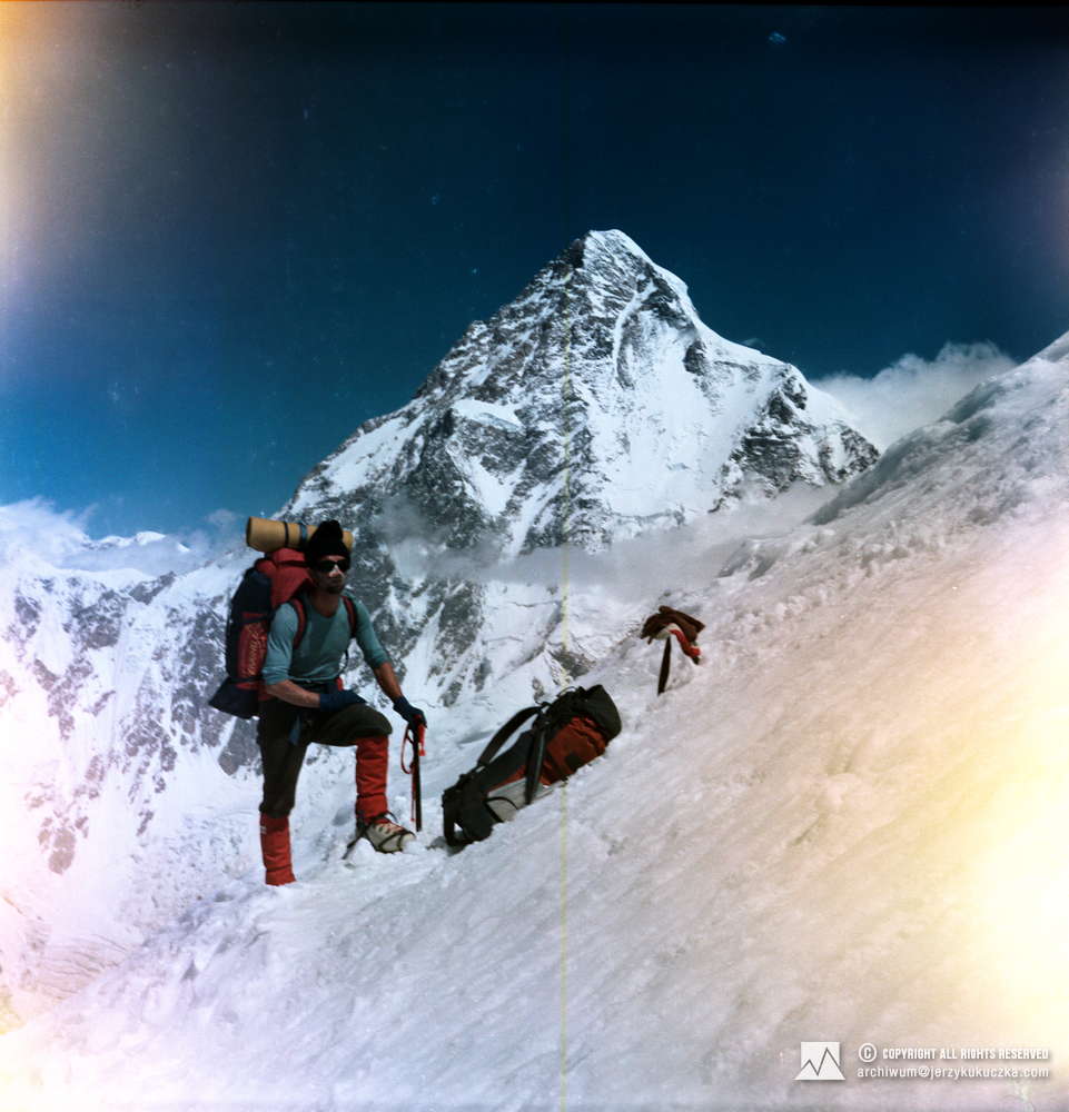 Wojciech Kurtyka w trakcie zejścia z Broad Peak. W tle K2 (8611 m n.p.m.).
