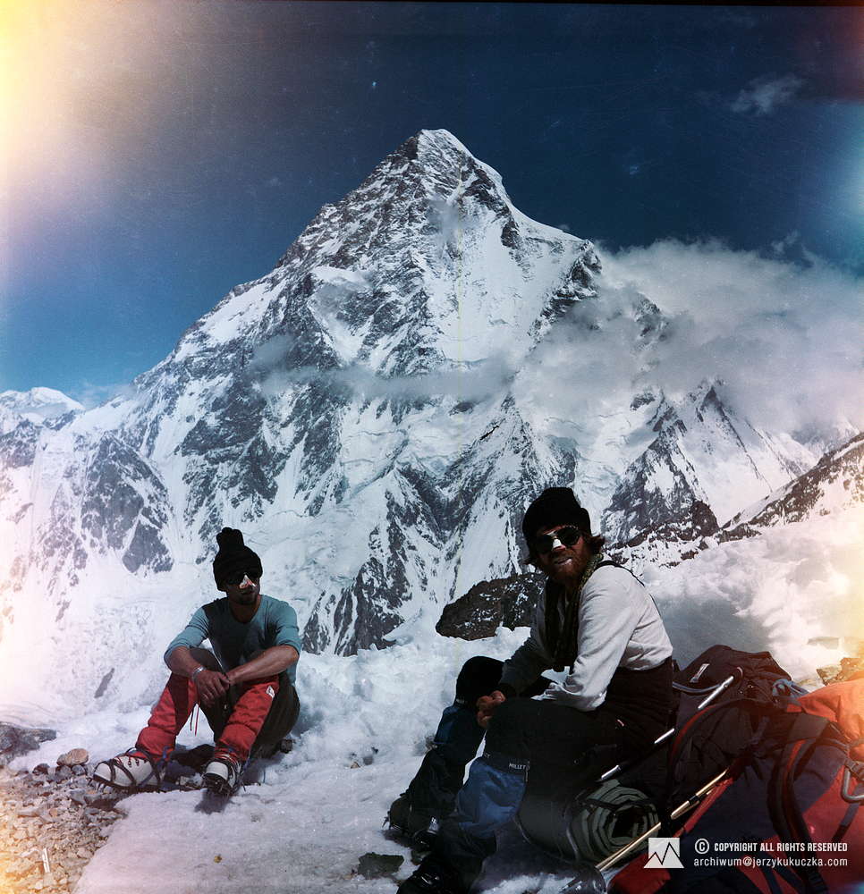 Wojciech Kurtyka (z lewej) oraz Reinhold Messner napotkany przez uczestników wyprawy w trakcie zejścia z Broad Peak. W tle K2 (8611 m n.p.m.).