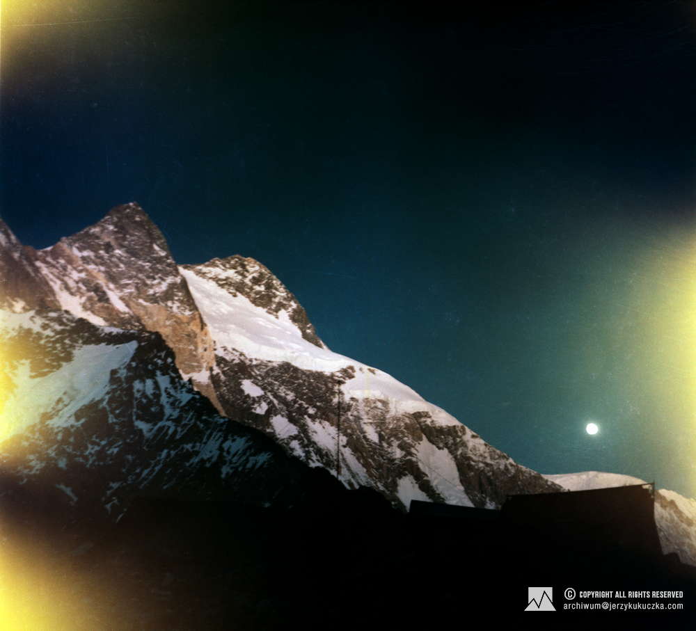 Masyw Broad Peak. Od lewej widoczne szczyty: Broad Peak North (7490 m n.p.m.), Broad Peak Central (8011 m n.p.m.) i Broad Peak Main (8051 m n.p.m.).